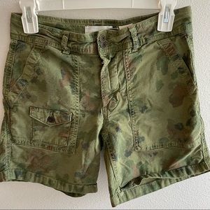 Anthropologie the wanderer camouflage cargo shorts 26